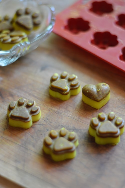 Now I don’t know about you, but I don’t have time to fiddle with pet treats every day. Let’s make it easy so you actually will do this for your dog or cat. These are a make once and serve up daily turmeric chews. They take less than 15 minutes to make, plus an overnight chill period. They offer turmeric for dogs in an easily absorbable way. They are convenient for you. They are therapeutic for both dogs and cats. And they are super inexpensive to make, with only 4 ingredients.