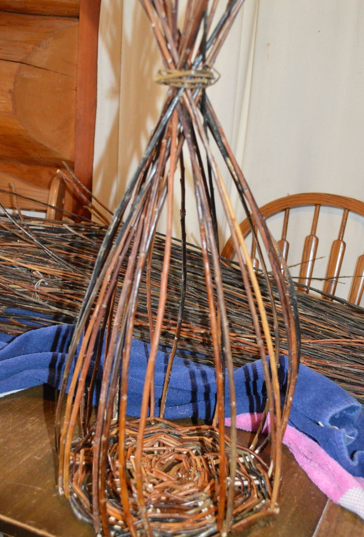 weave-a-rustic-round-willow-basket-part-3-weaving-the-upsett