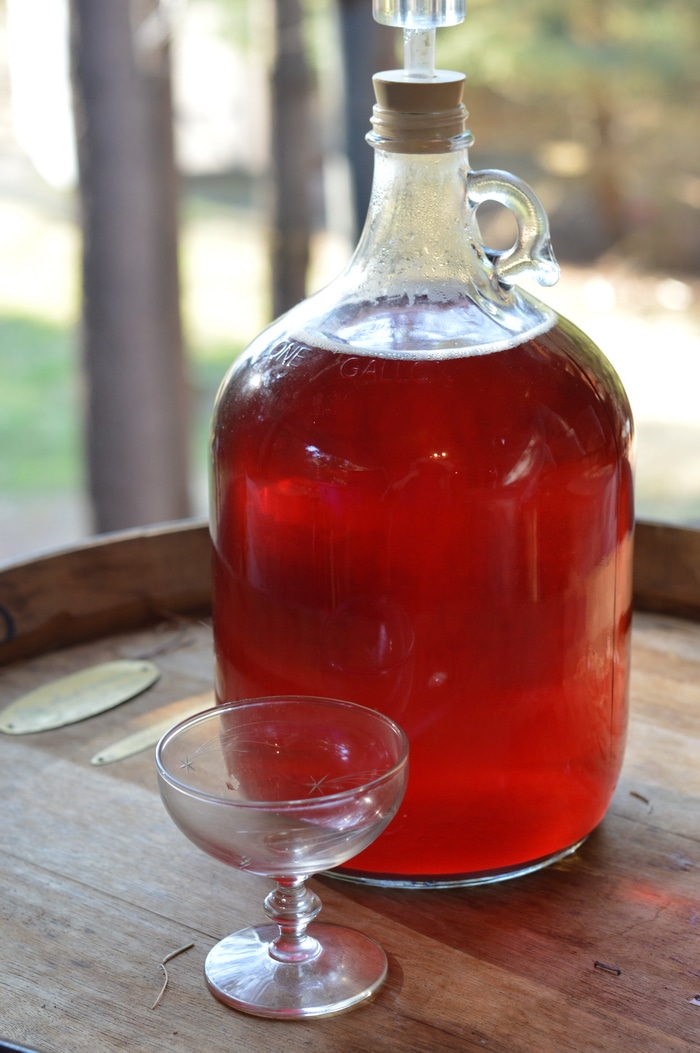 une bouteille d'hydromel posée sur un tonneau en bois pour faire genre c'est un truc traditionnel.. mais c'est une boisson millénaire, oui !