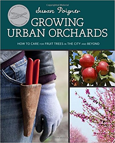 La copertina del libro Growing Urban Orchards